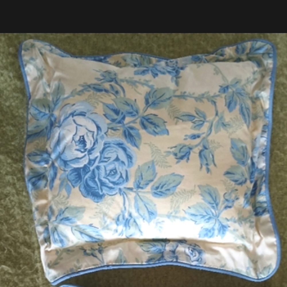 New-2 Pillows/cushions W/Floral Blue & Pale Yellow W/ Removable Cases 14"sq